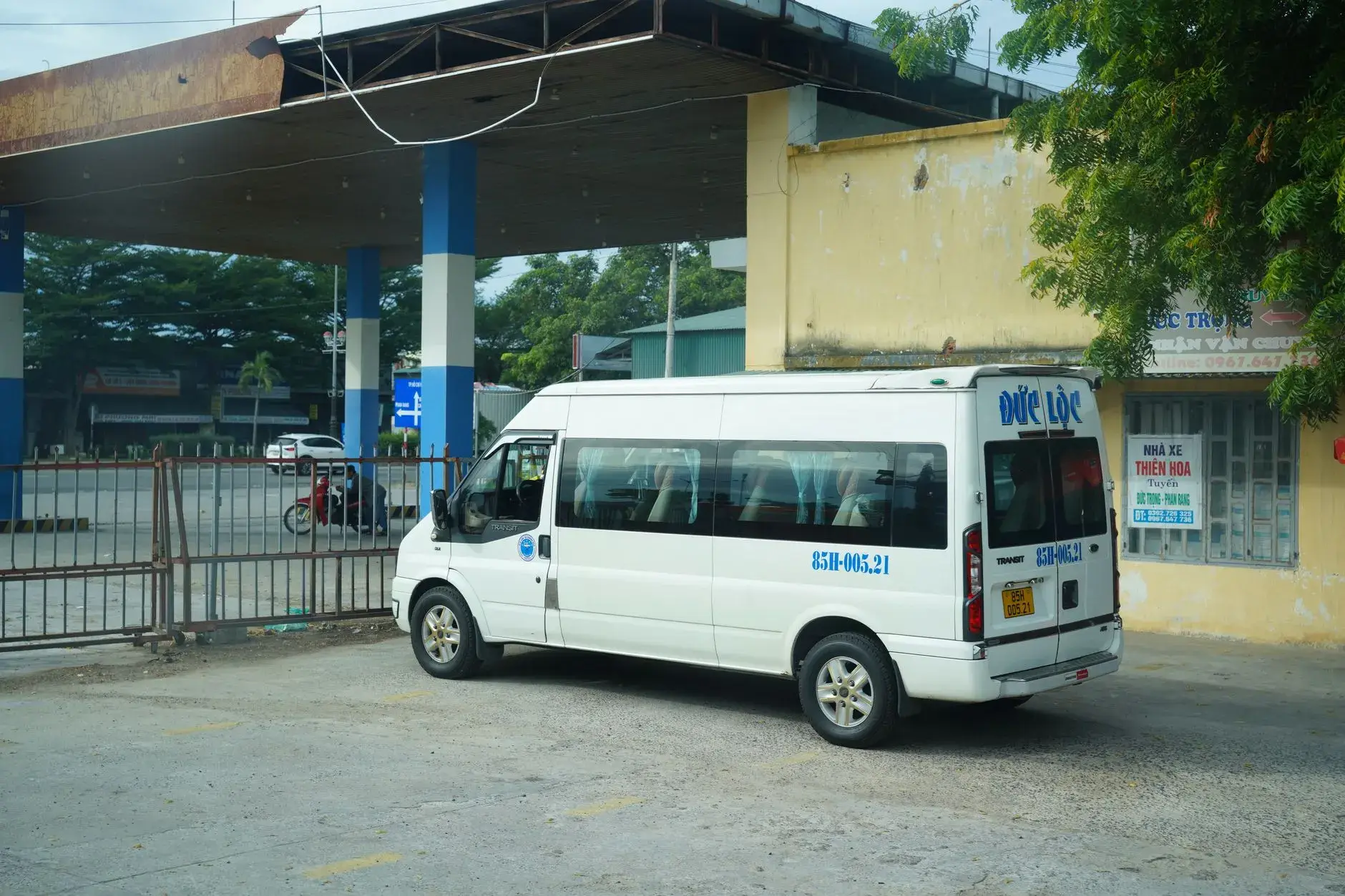 Otogarda bekleyen beyaz bir minibüs